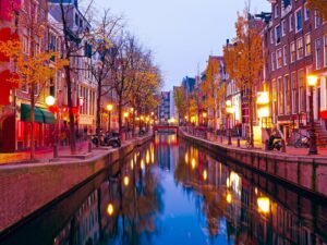 Best Time to Visit Red Light District Amsterdam – Insider Tips