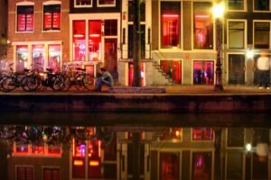 Best Time of Day to Visit Red Light District Amsterdam – Insider Tips