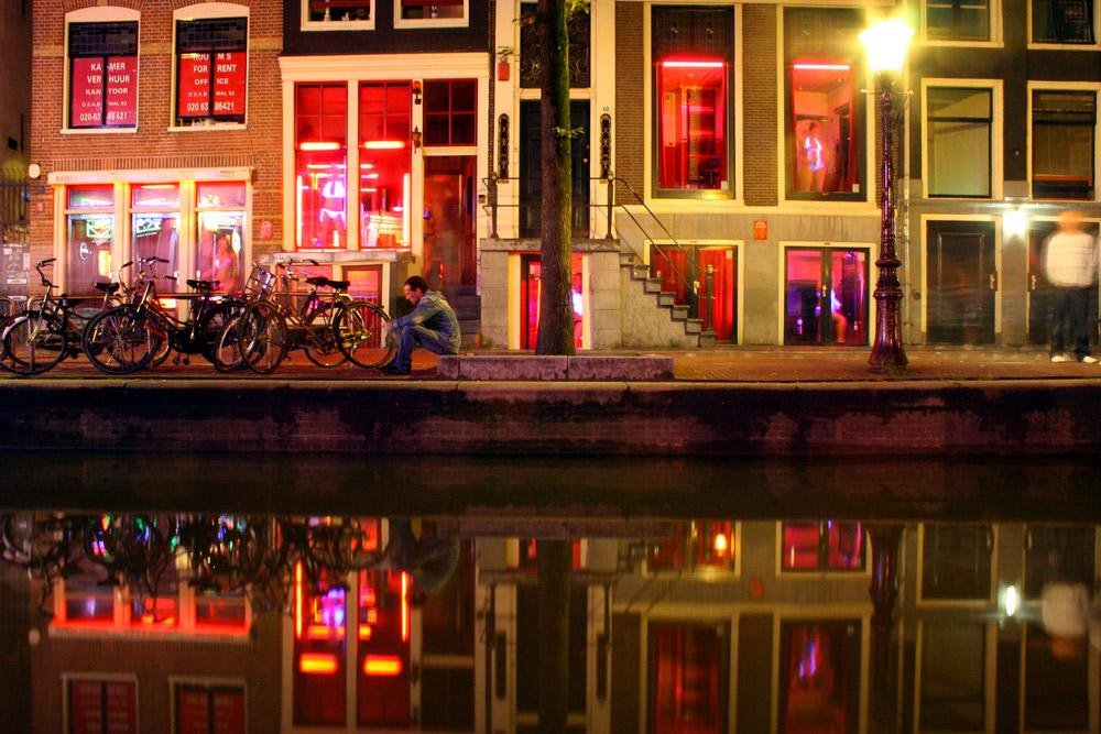 Best Time of Day to Visit Red Light District Amsterdam – Insider Tips