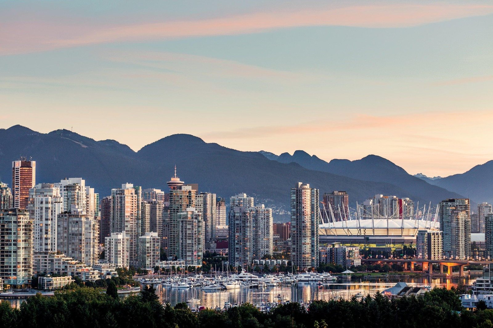Vancouver vs Toronto to Visit – A Close Comparison
