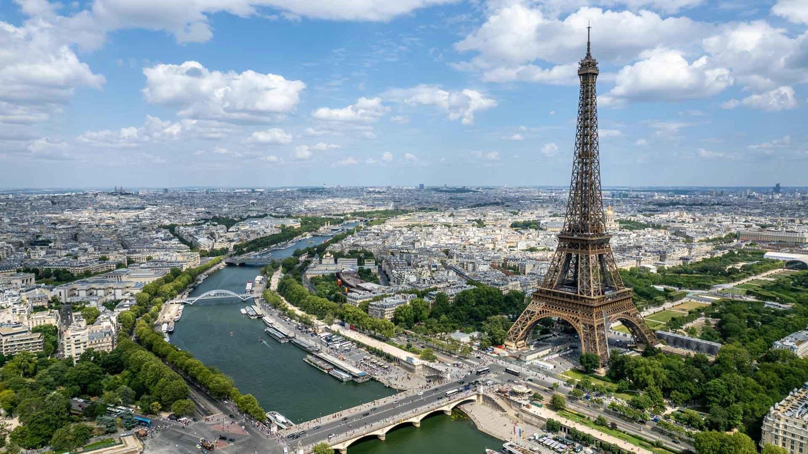 Paris -​ The‌ City of Love and ⁢Romance