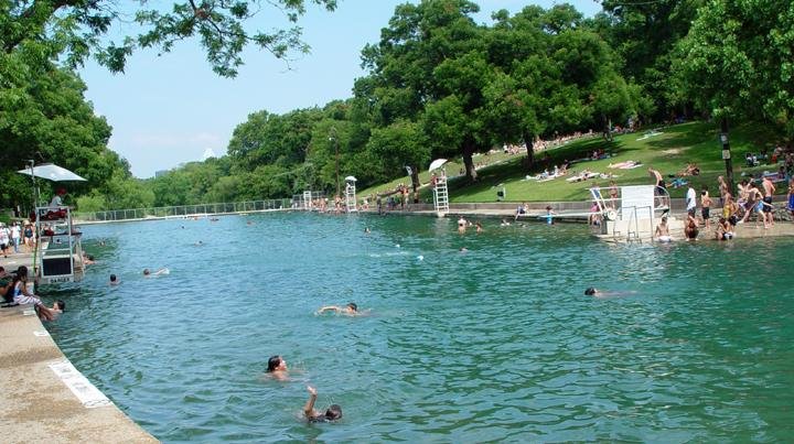 Barton Springs ⁤Pool⁢ - A Natural Oasis⁤ in the Heart of Austin