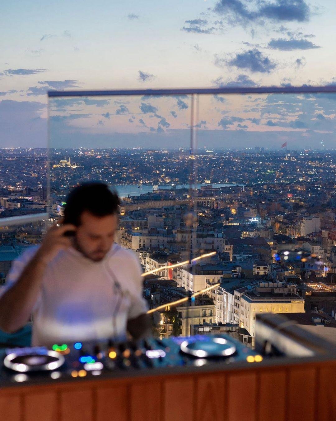 Exploring ⁢Istanbuls ⁤Secret ⁣rooftop⁣ Bars with Breathtaking Views