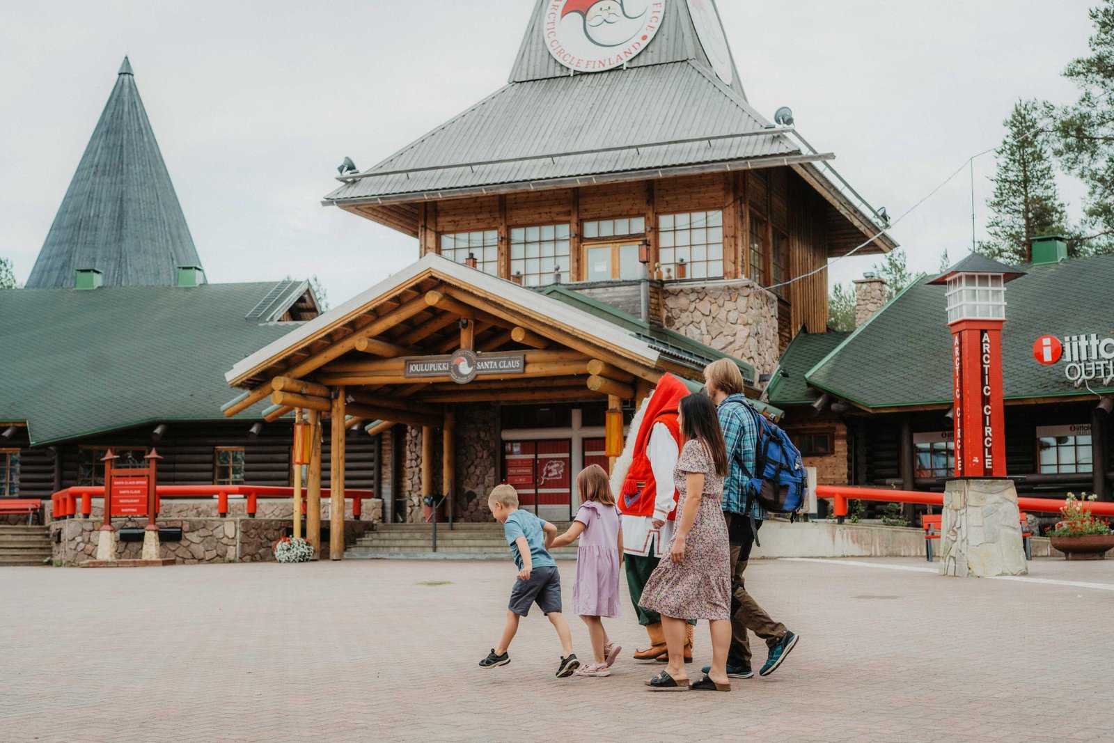 Best Santa-Themed ⁢Attractions Around ⁤the World