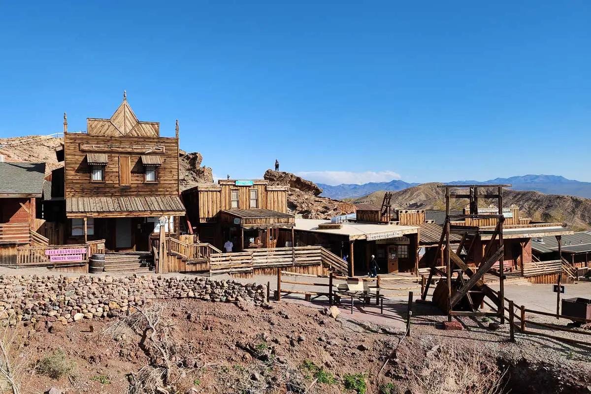 -⁤ Explore the quirky Charm⁢ of Calico Ghost Town