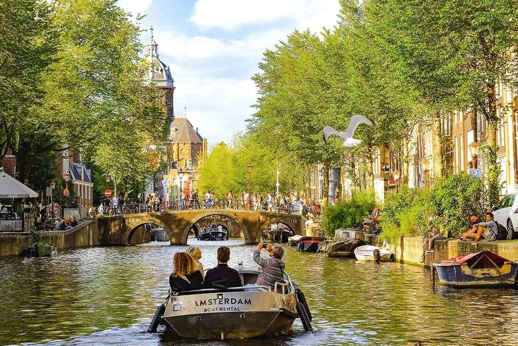 Exploring Amsterdams Famous Canals and Historic Architecture