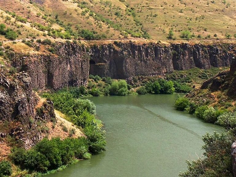 Hike in Hrazdan – Discover the Beauty of Nature’s Haven