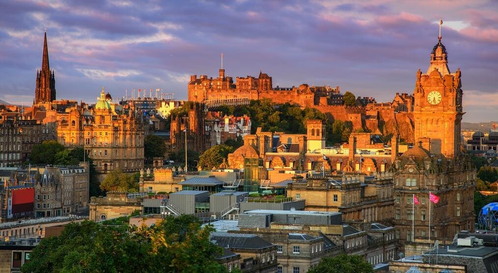 Understanding Seasonal Challenges in Edinburgh: Weather‍ and Tourist Crowds