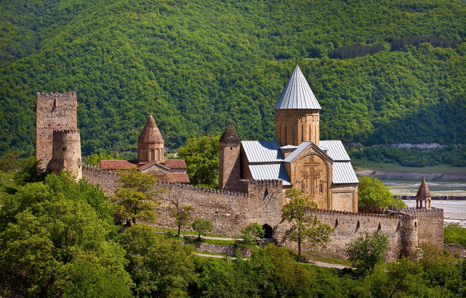 exploring ​the Majestic Ananuri ⁣Fortress and Its Breathtaking​ Surroundings