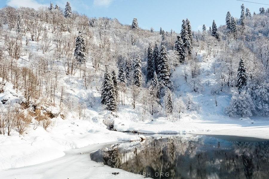 Experience ⁣the Tranquility of Georgias⁤ Winter Landscapes