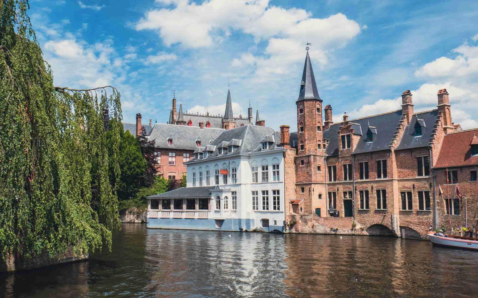 Exploring⁣ the⁣ Enchanting canals and Historic Architecture⁣ of Bruges