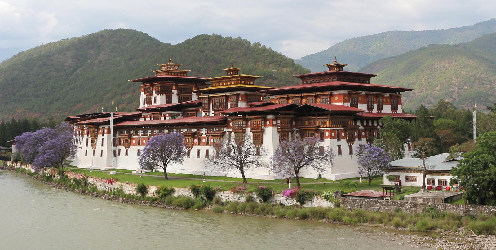 Exploring ‌the Majestic ⁢Punakha ​Dzong and Its Rich Past Significance