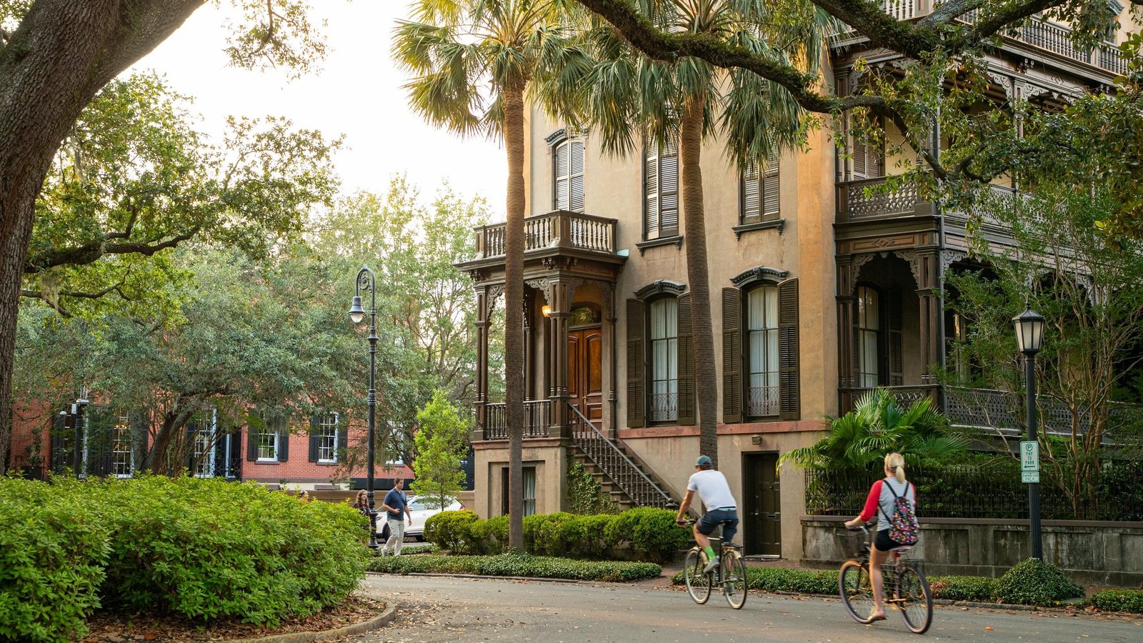 Exploring the Enchanting Squares⁢ and⁤ Historic Homes ⁢of Savannah